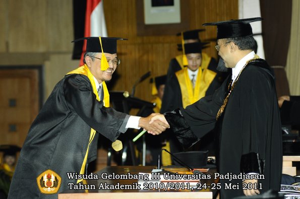 wisuda-fe-oleh-rektor-020-copy