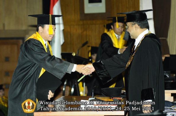 wisuda-fe-oleh-rektor-021-copy