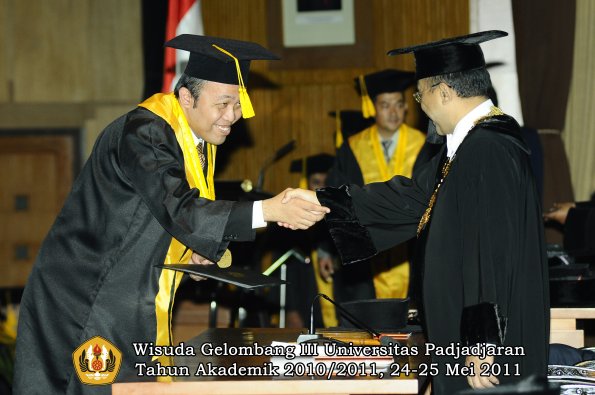 wisuda-fe-oleh-rektor-022-copy