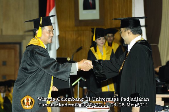 wisuda-fe-oleh-rektor-023-copy