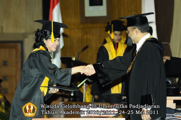 wisuda-fe-oleh-rektor-024-copy