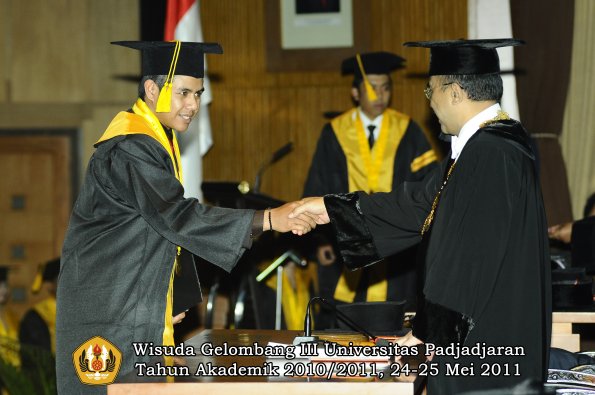 wisuda-fe-oleh-rektor-025-copy