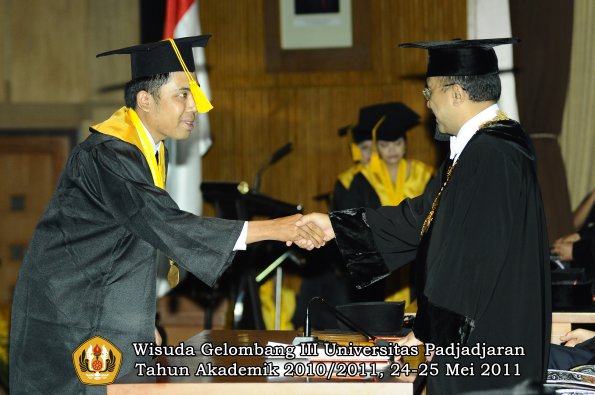 wisuda-fe-oleh-rektor-026-copy