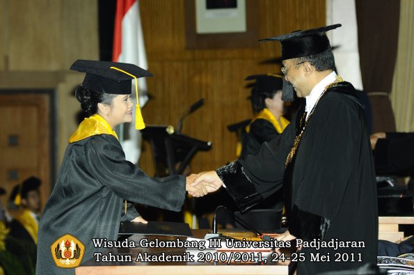 wisuda-fe-oleh-rektor-027-copy