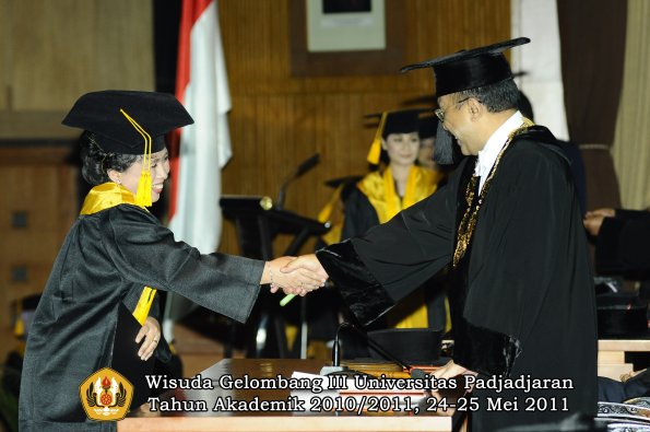 wisuda-fe-oleh-rektor-028-copy