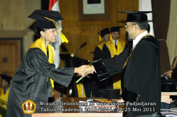 wisuda-fe-oleh-rektor-030-copy