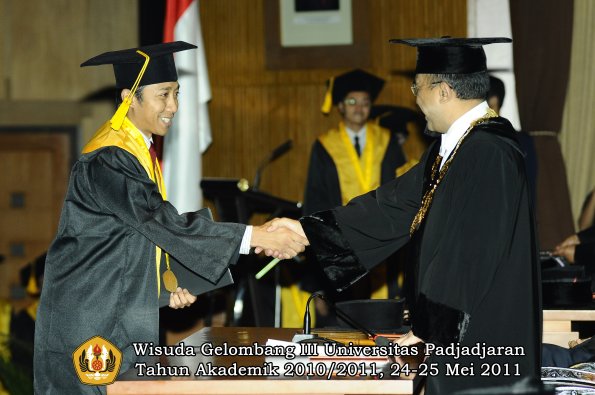 wisuda-fe-oleh-rektor-031-copy