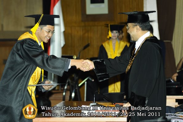 wisuda-fe-oleh-rektor-032-copy