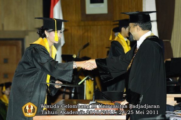 wisuda-fe-oleh-rektor-033-copy