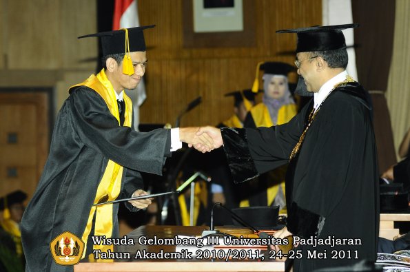 wisuda-fe-oleh-rektor-034-copy