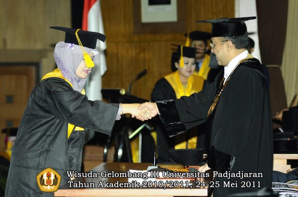 wisuda-fe-oleh-rektor-035-copy