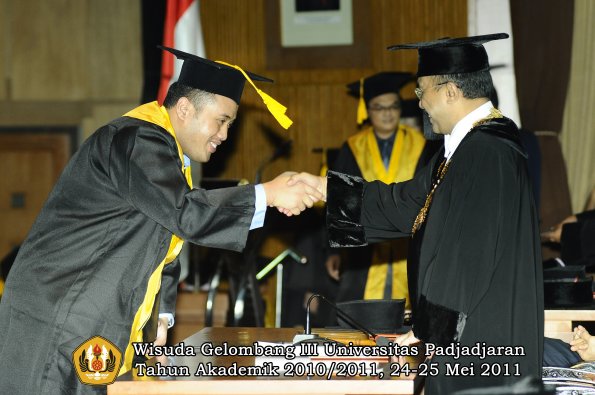 wisuda-fe-oleh-rektor-037-copy