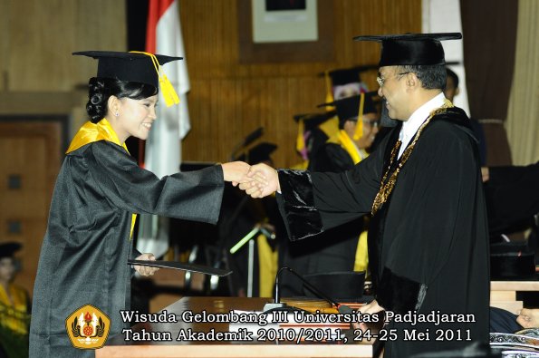 wisuda-fe-oleh-rektor-041-copy