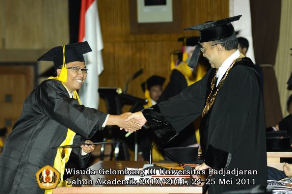 wisuda-fe-oleh-rektor-042-copy