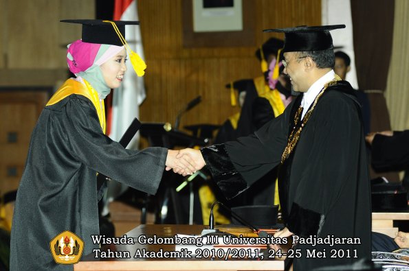 wisuda-fe-oleh-rektor-043-copy