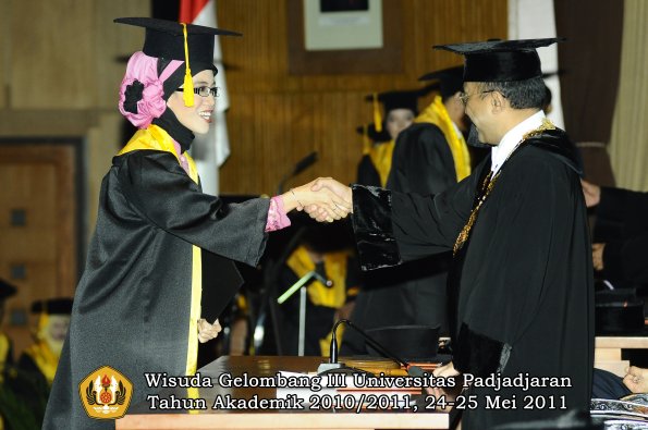 wisuda-fe-oleh-rektor-044-copy