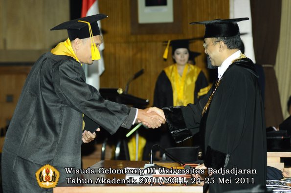 wisuda-fe-oleh-rektor-045-copy