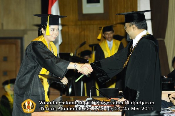 wisuda-fe-oleh-rektor-046-copy