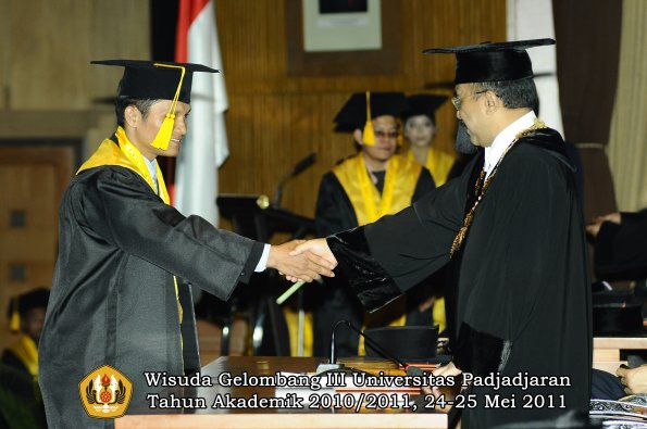 wisuda-fe-oleh-rektor-047-copy