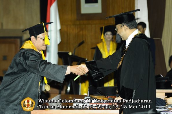 wisuda-fe-oleh-rektor-048-copy