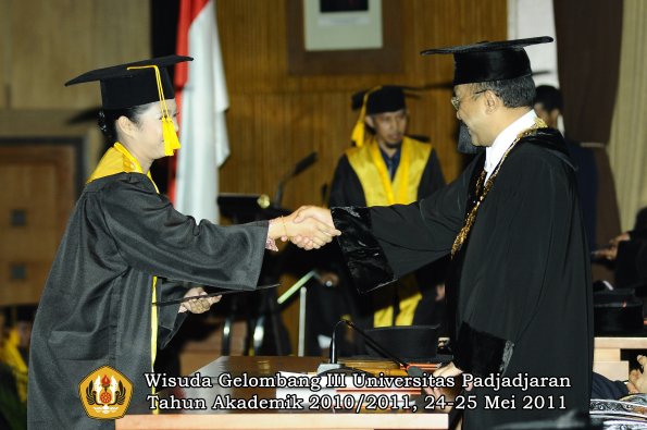 wisuda-fe-oleh-rektor-049-copy