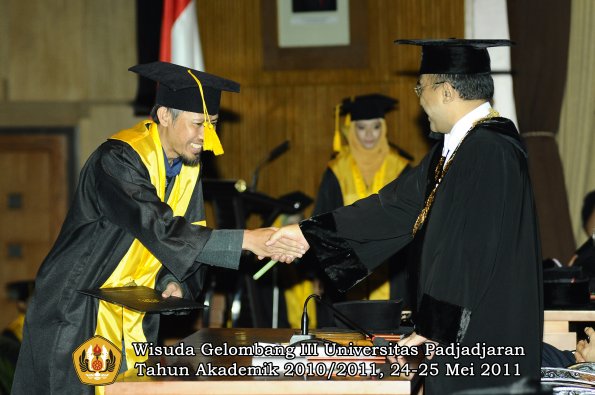 wisuda-fe-oleh-rektor-050-copy