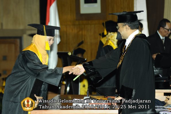 wisuda-fe-oleh-rektor-051-copy