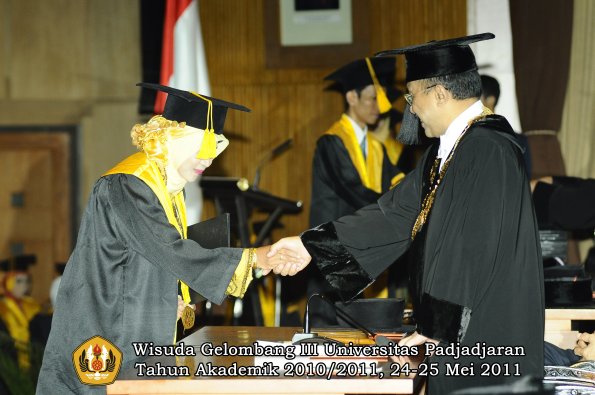 wisuda-fe-oleh-rektor-052-copy