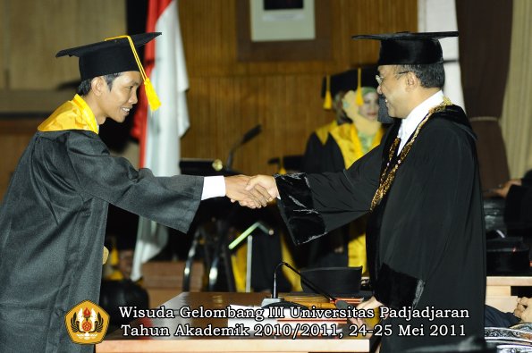 wisuda-fe-oleh-rektor-053-copy