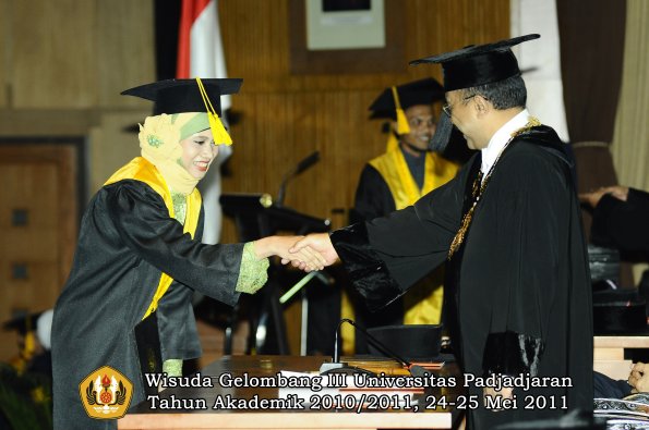 wisuda-fe-oleh-rektor-054-copy