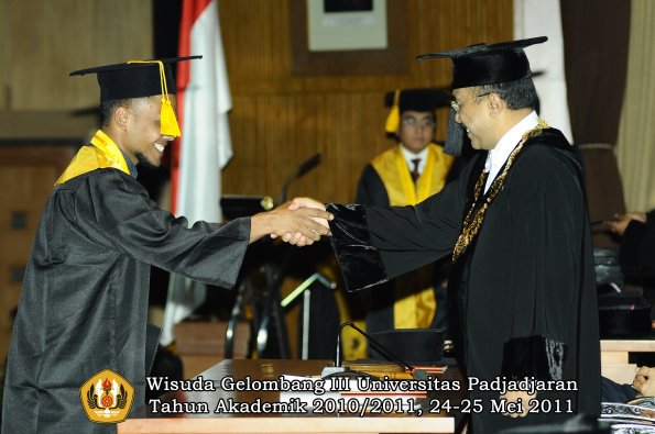 wisuda-fe-oleh-rektor-055-copy