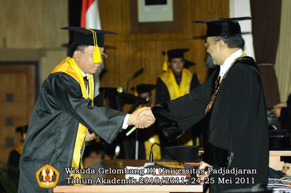 wisuda-fe-oleh-rektor-056-copy