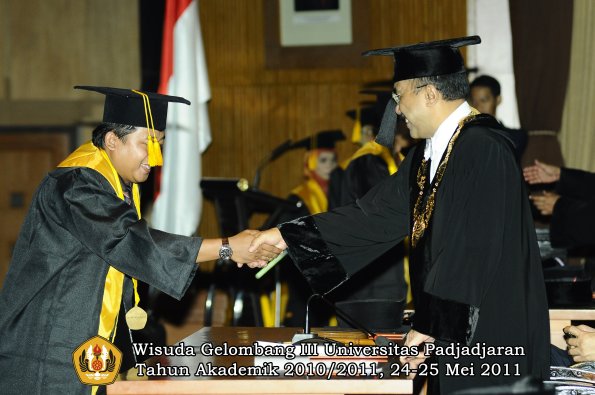 wisuda-fe-oleh-rektor-057-copy