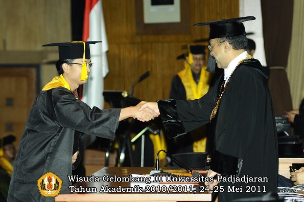 wisuda-fe-oleh-rektor-058-copy