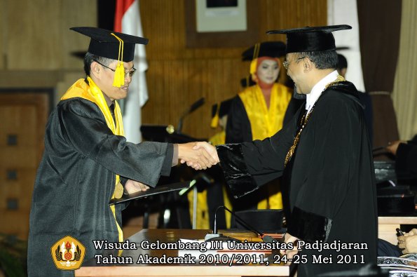 wisuda-fe-oleh-rektor-059-copy