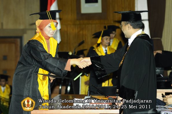 wisuda-fe-oleh-rektor-060-copy