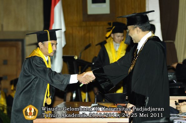 wisuda-fe-oleh-rektor-061-copy