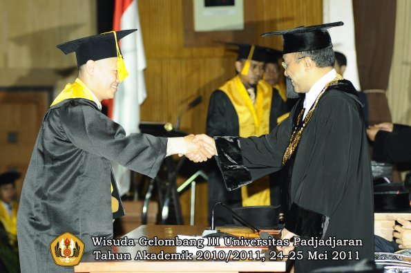 wisuda-fe-oleh-rektor-062-copy