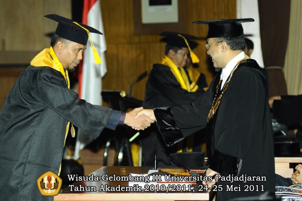 wisuda-fe-oleh-rektor-063-copy