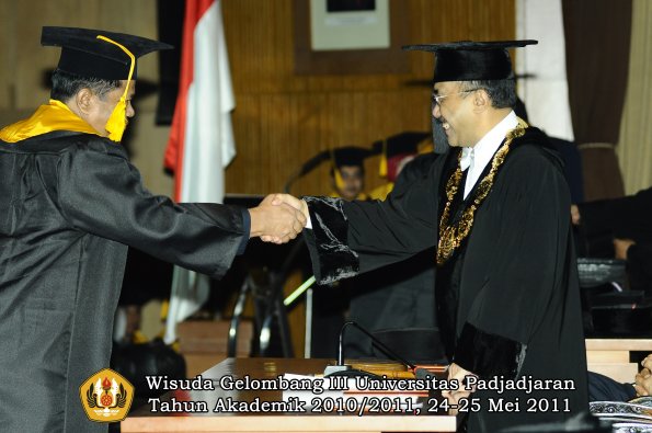 wisuda-fe-oleh-rektor-064-copy