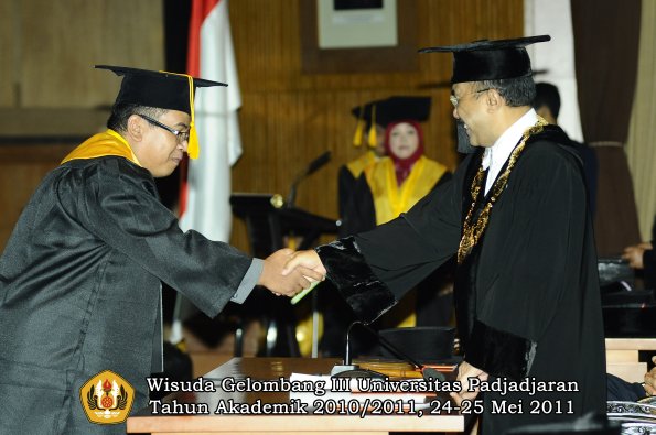 wisuda-fe-oleh-rektor-065-copy