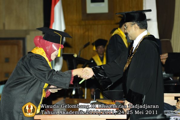 wisuda-fe-oleh-rektor-066-copy