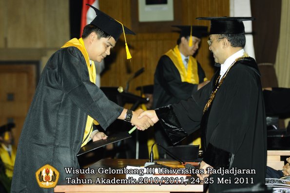 wisuda-fe-oleh-rektor-067-copy