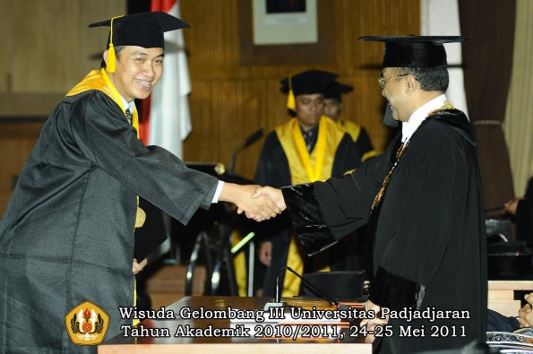 wisuda-fe-oleh-rektor-068-copy