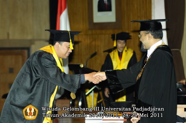 wisuda-fe-oleh-rektor-069-copy