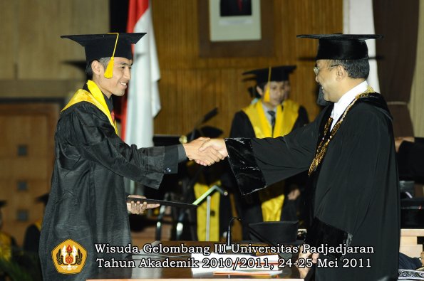 wisuda-fe-oleh-rektor-070-copy