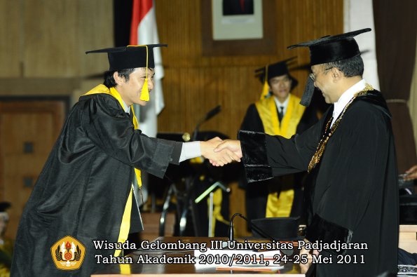 wisuda-fe-oleh-rektor-071-copy