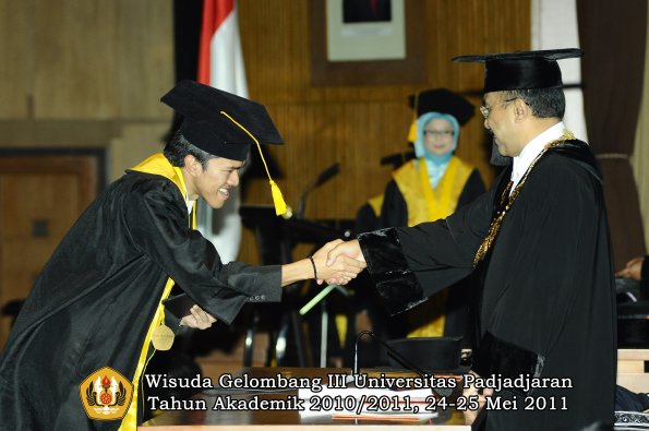 wisuda-fe-oleh-rektor-072-copy