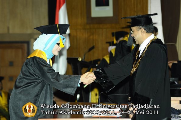 wisuda-fe-oleh-rektor-073-copy