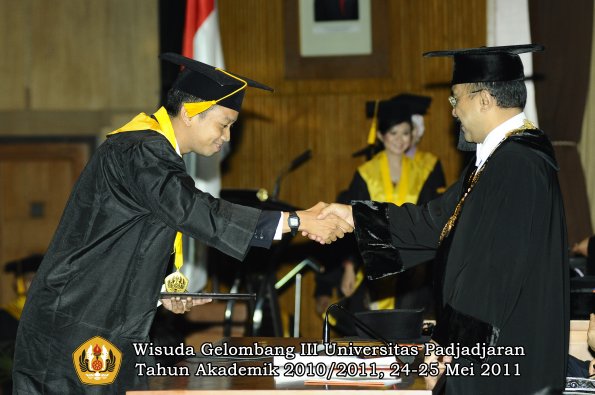 wisuda-fe-oleh-rektor-074-copy